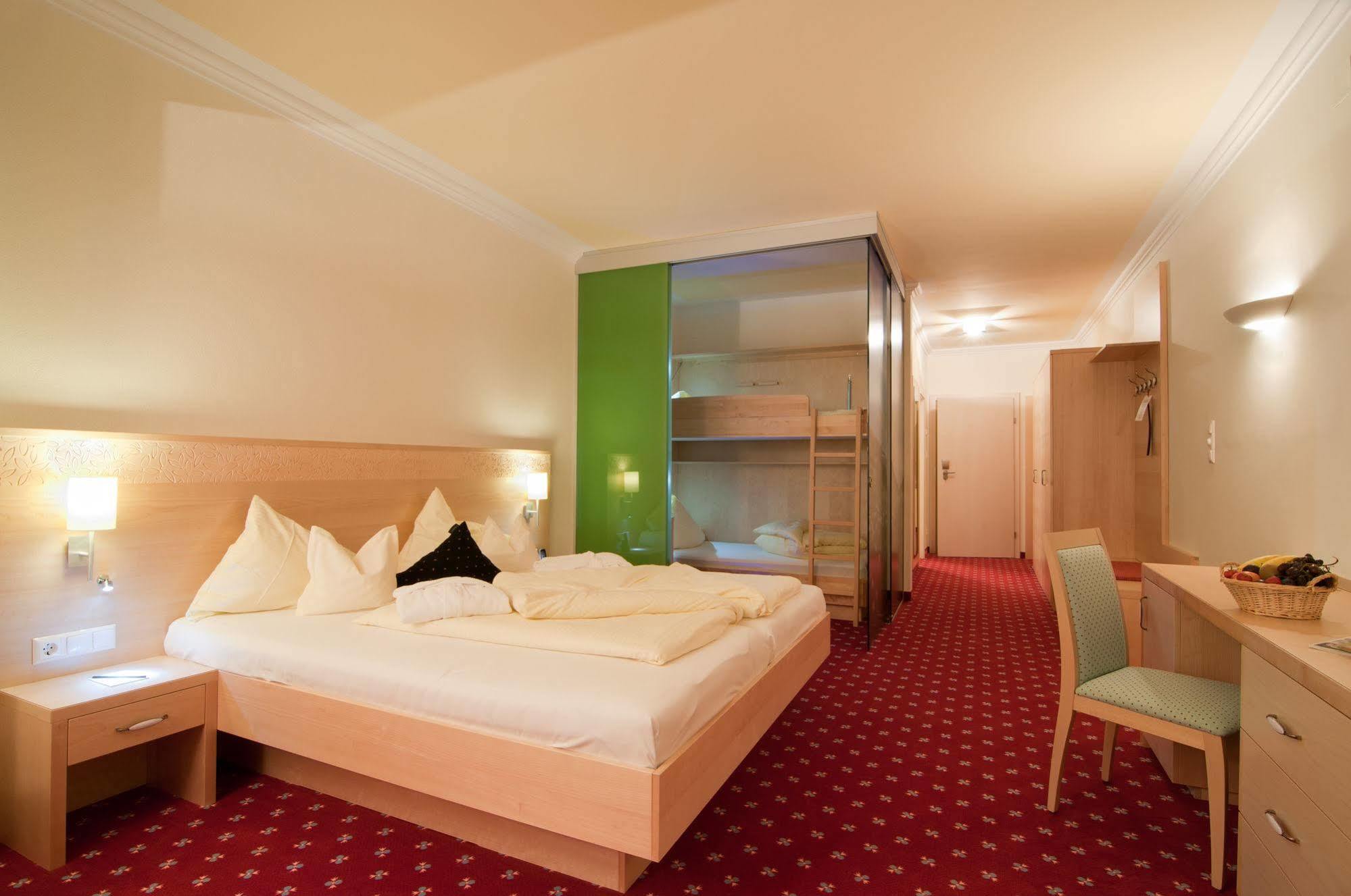 Family & Sporthotel Kaerntnerhof Бад Клайнкирххайм Екстериор снимка