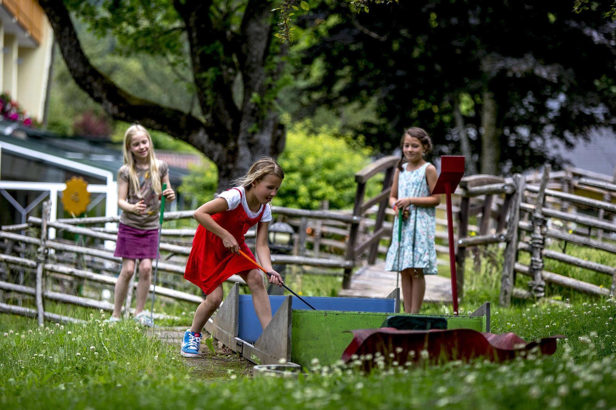 Family & Sporthotel Kaerntnerhof Бад Клайнкирххайм Екстериор снимка